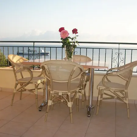 Dioni & Aparthotel 3*