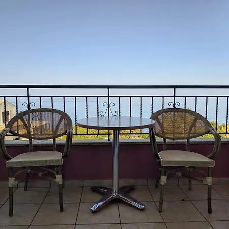 Dioni & Aparthotel 3*